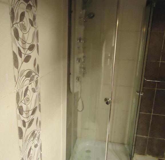 اتاق استاندارد با سرویس بهداشتی مشترک, Freedom Hostel