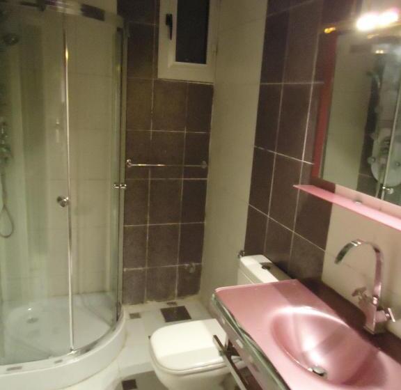 اتاق استاندارد سه تخته با سرویس بهداشتی مشترک, Freedom Hostel