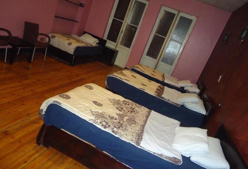 اتاق استاندارد چهارنفره با سرویس بهداشتی مشترک, Freedom Hostel