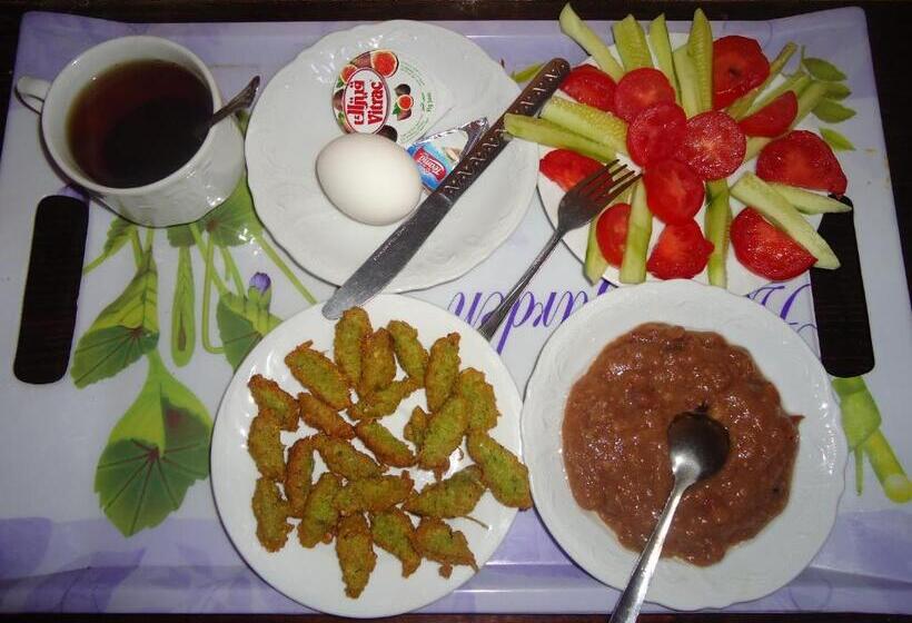 اتاق استاندارد چهارنفره با سرویس بهداشتی مشترک, Freedom Hostel