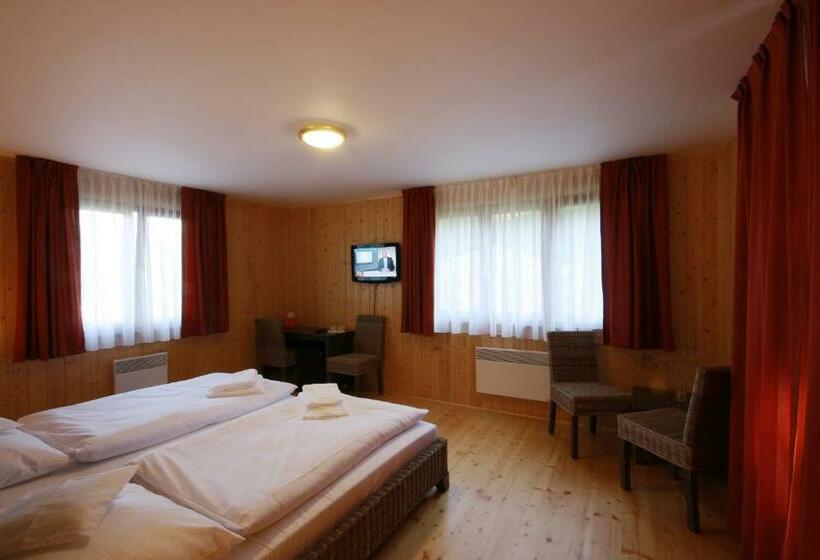 בקתת חדר, Beltine Forest