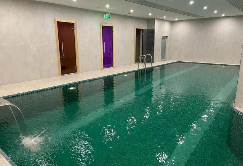 اتاق استاندارد سه نفره, Darin