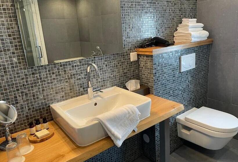 סוויטה דלוקס, De Gravin