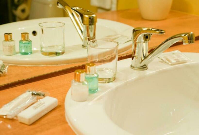 اتاق استاندارد یک نفره, Demians