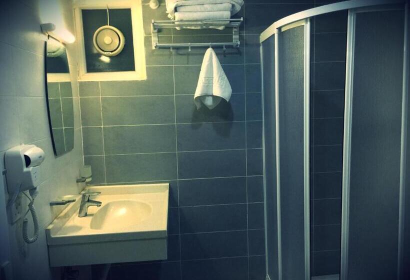 اتاق استاندارد سه نفره, Fareeq