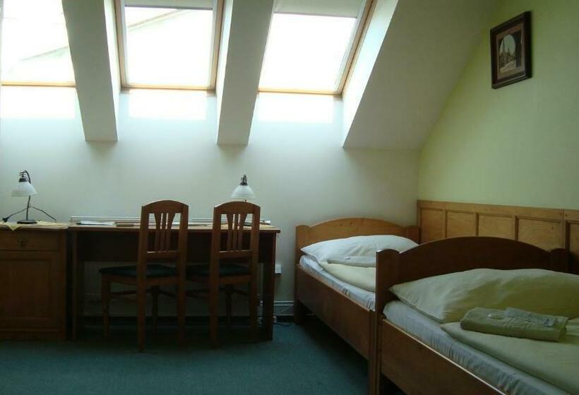 غرفة قياسية رباعية, Krakonoš