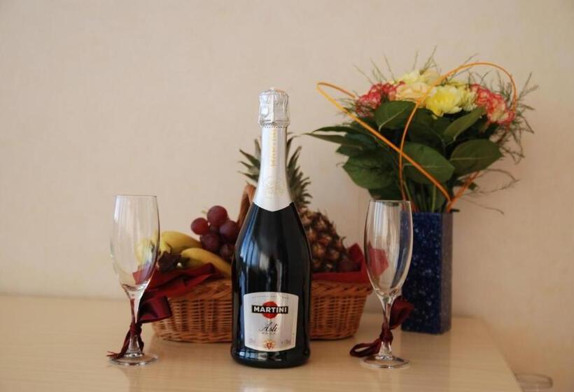 اتاق کلاسیک یک تخته, L Tamula