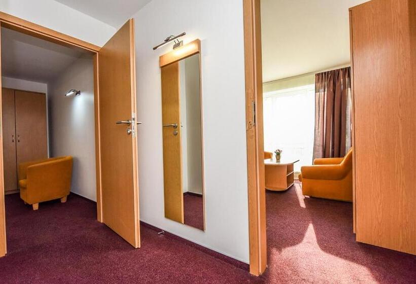 آپارتمان خانوادگی, Muza