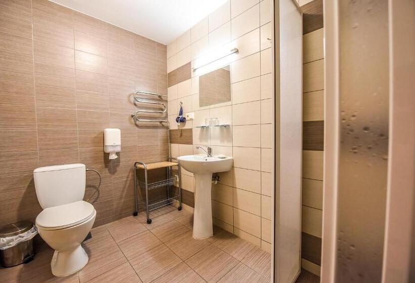 آپارتمان خانوادگی, Muza