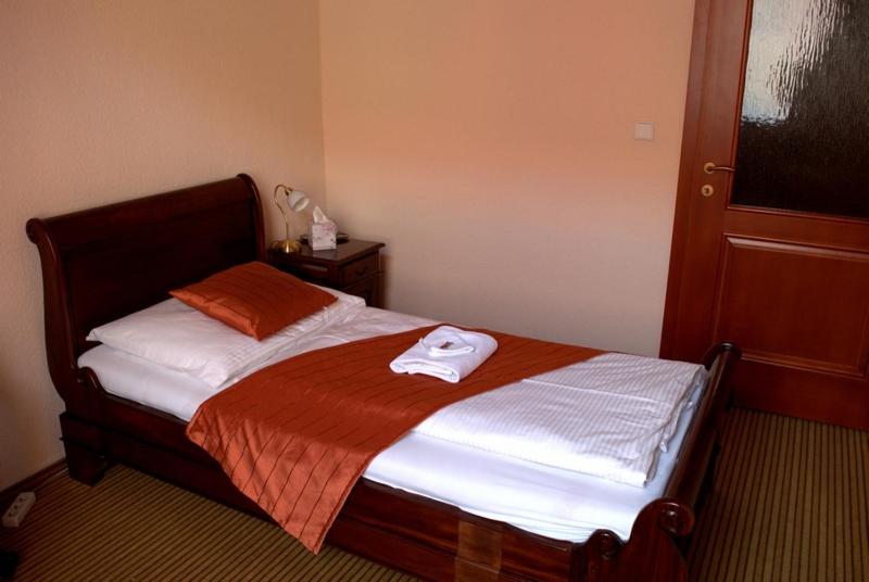 غرفة قياسية فردية, Na Kafkové