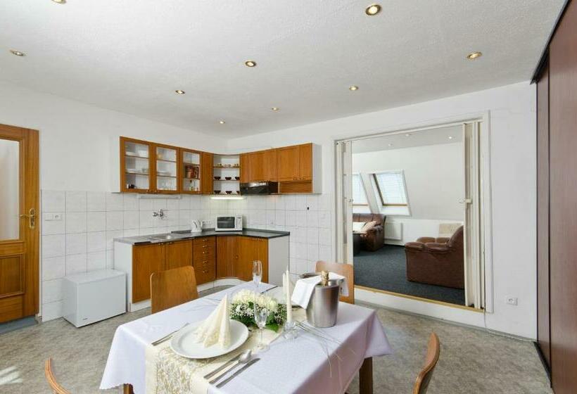 스탠다드 스튜디오, Slavia