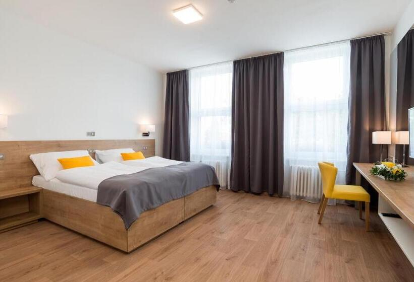 수피리어 룸, Slavia