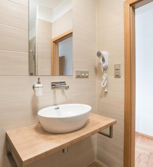 수피리어 트리플 룸, Slavia