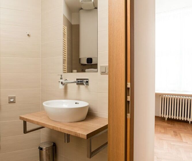 수피리어 룸, Slavia