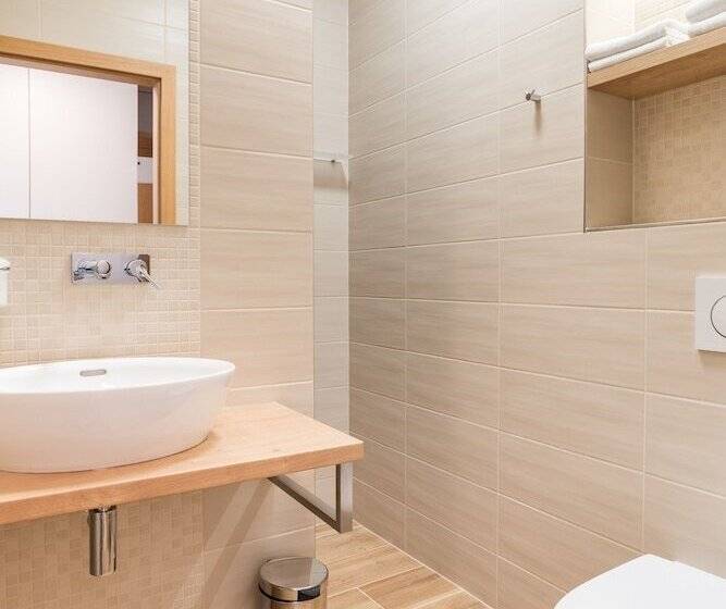 수피리어 룸, Slavia