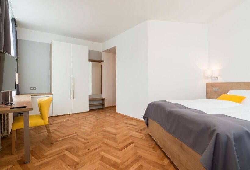 수피리어 룸, Slavia