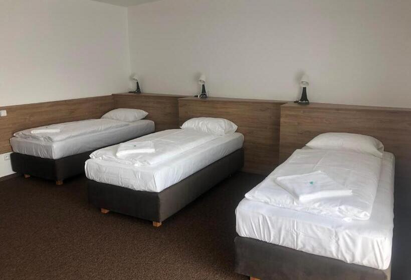 חדר סטנדרט לשלושה, Motel R10