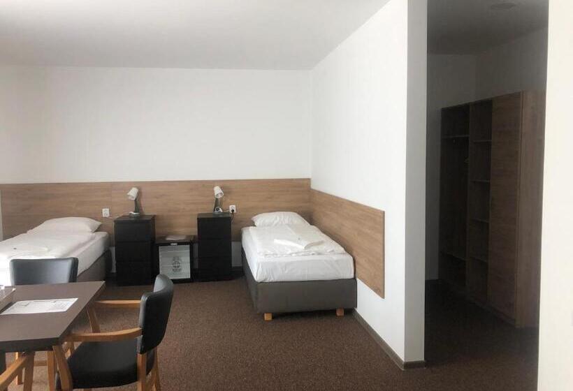 חדר סטנדרט לארבעה, Motel R10