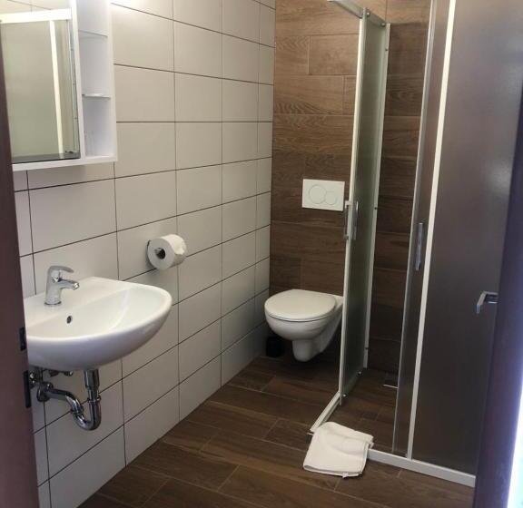 חדר סטנדרט לארבעה, Motel R10