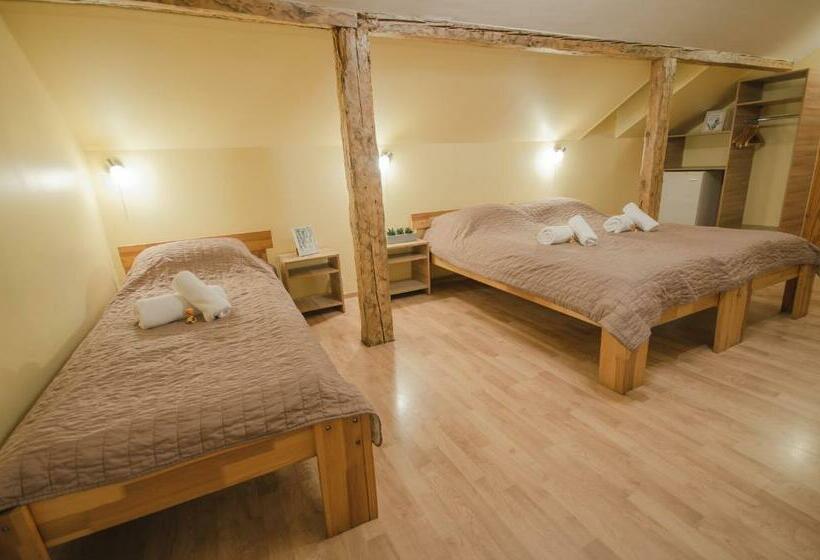 اتاق استاندارد سه نفره, Veldzes Nams