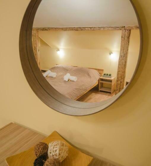 اتاق استاندارد سه نفره, Veldzes Nams