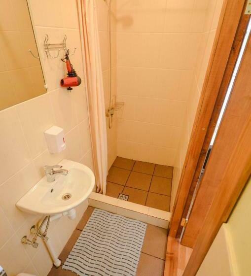 اتاق استاندارد سه نفره, Veldzes Nams