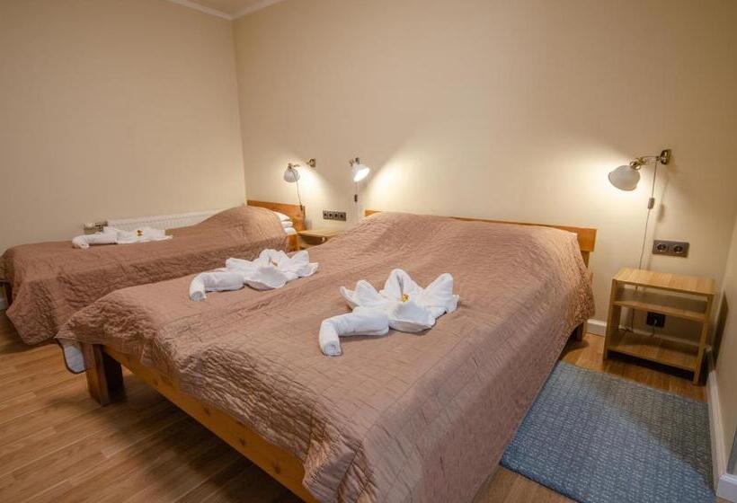 اتاق استاندارد سه نفره, Veldzes Nams