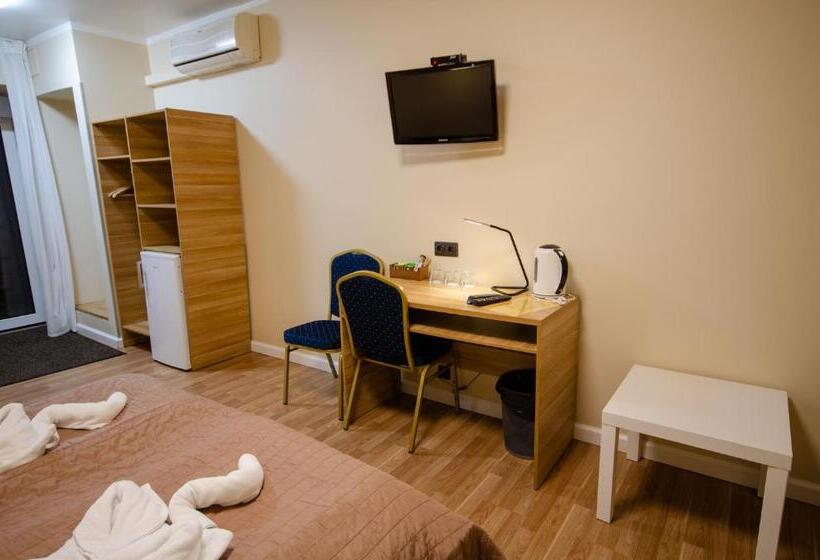 اتاق استاندارد سه نفره, Veldzes Nams