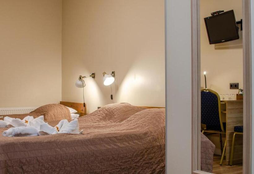 اتاق استاندارد سه نفره, Veldzes Nams