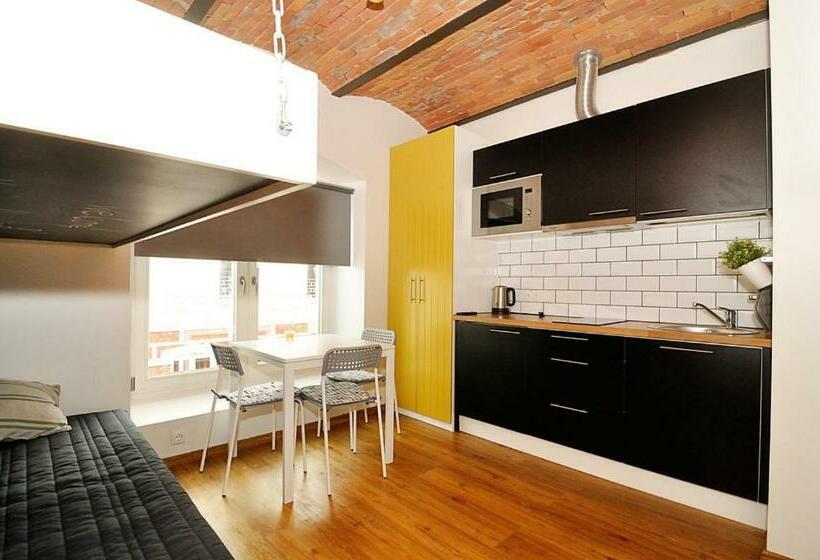 استودیوی استاندارد, Just Rest Automatic Hostel