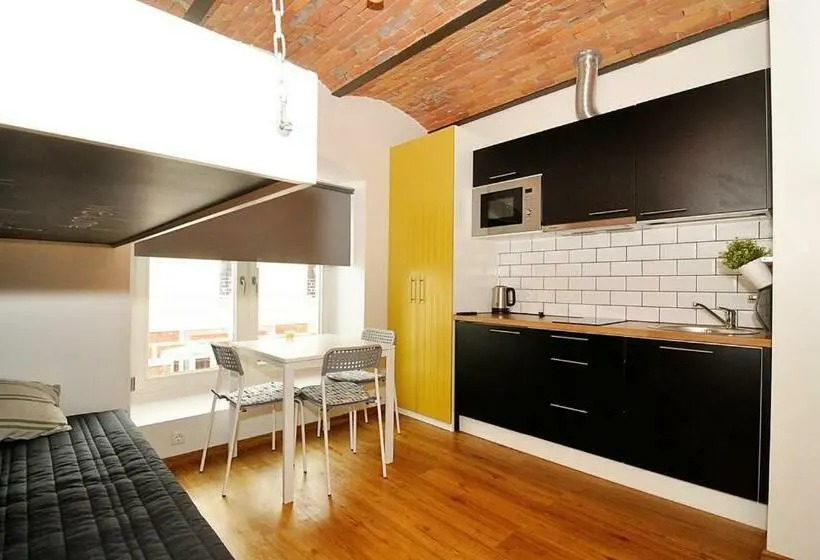 استودیوی استاندارد, Just Rest Automatic Hostel