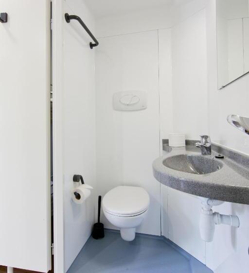 اتاق استاندارد چهار تخته, Just Rest Automatic Hostel