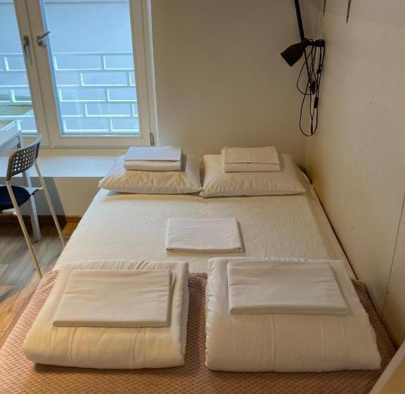 استودیوی استاندارد, Just Rest Automatic Hostel