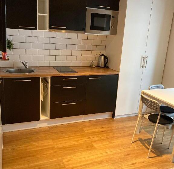 استودیوی استاندارد, Just Rest Automatic Hostel