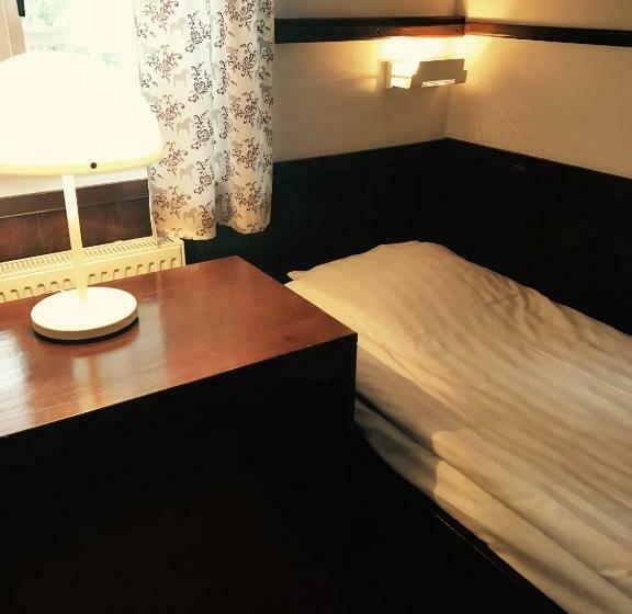 חדר סטנדרטי לארבעה עם חדר אמבטיה משותף, Rättviksgårdens Vandrarhem