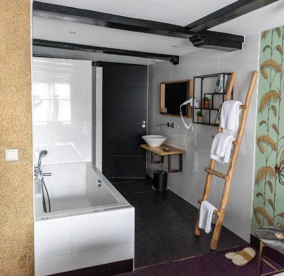 جناح ديلوكس, Wolf Hotel Kitchen & Bar