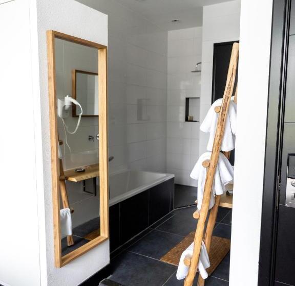 جناح ديلوكس, Wolf Hotel Kitchen & Bar