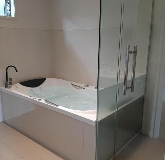 סטודיו אקזקיוטיב, 37 The Landing Motel