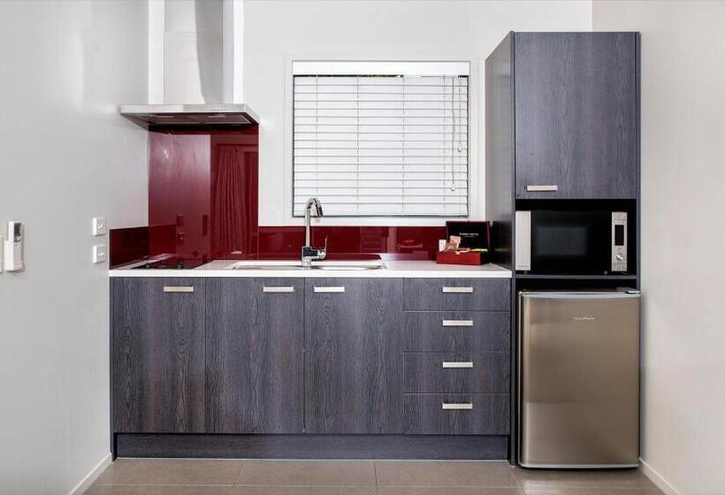 סטודיו אקזקיוטיב, 37 The Landing Motel