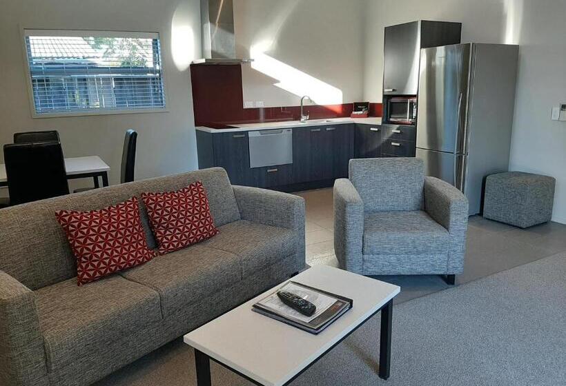 דירת חדר, 37 The Landing Motel