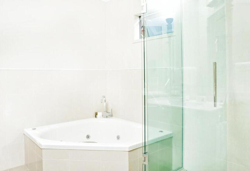 דירת חדר, 37 The Landing Motel