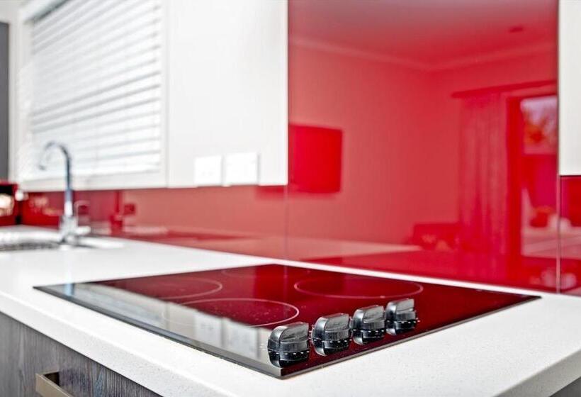 דירת חדר, 37 The Landing Motel