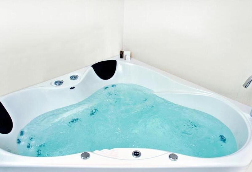 סוויטה משפחתית, 37 The Landing Motel