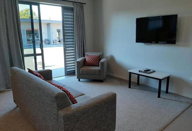 סוויטה משפחתית, 37 The Landing Motel