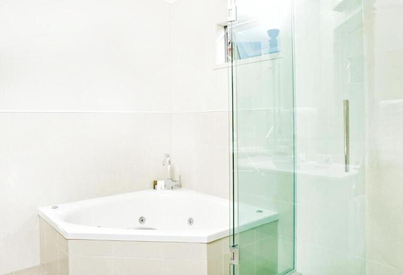 דירת חדר, 37 The Landing Motel