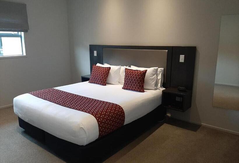 דירת חדר, 37 The Landing Motel