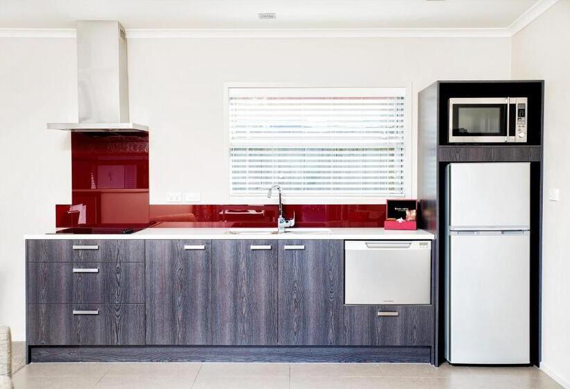 דירת חדר, 37 The Landing Motel