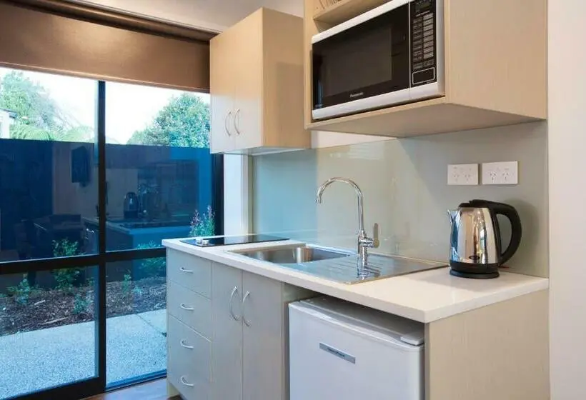 Standard-studio, 850 Cameron Motel