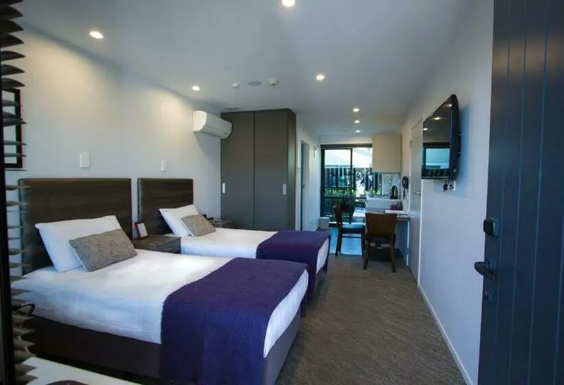 Standard-studio, 850 Cameron Motel