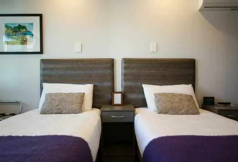 Standard-studio, 850 Cameron Motel